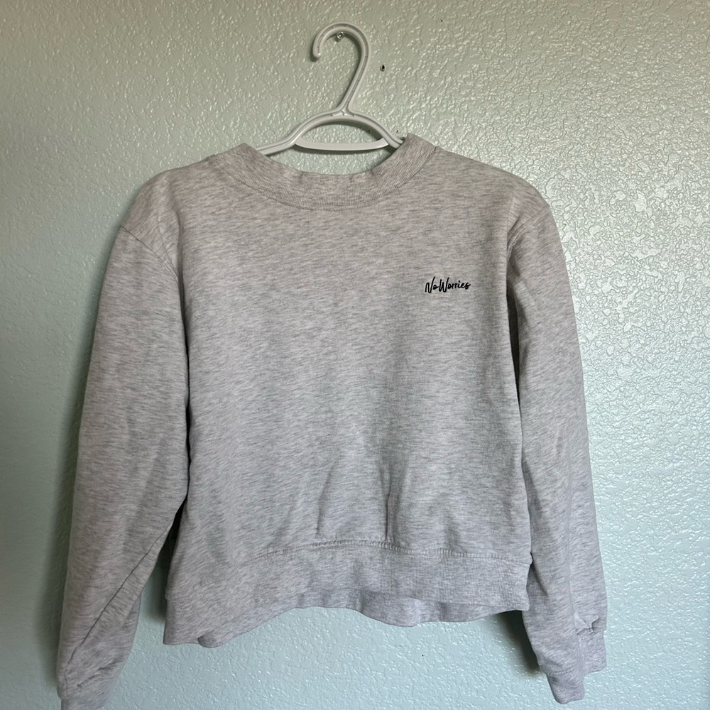 grey sweatshirt